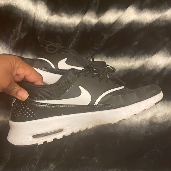 BLACK NIKE SNEAKERS ONLY WORN 3 TIMES - Picture 1 of 8